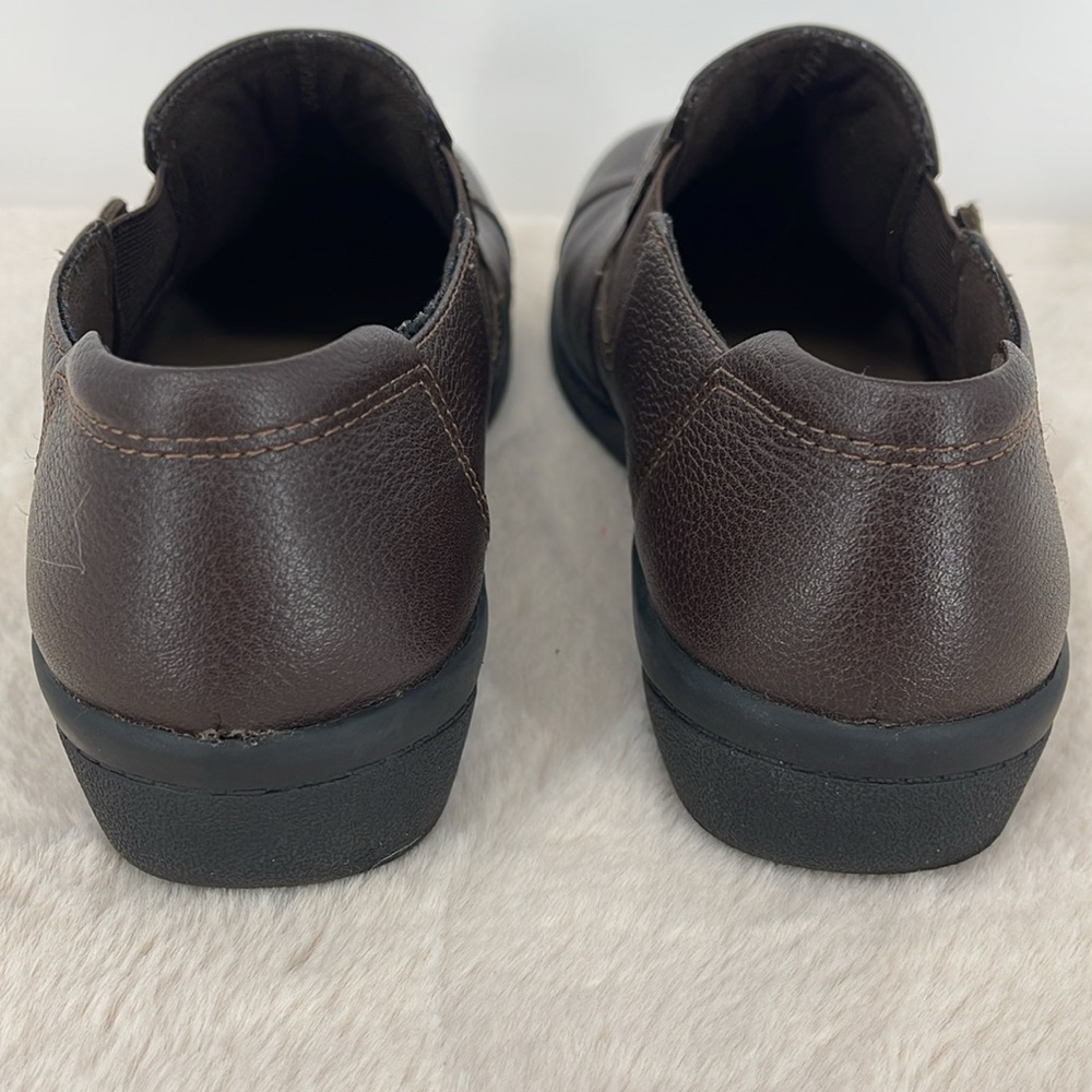 Clarks Womens size 8 Brown Leather Slip on Shoes - Picture 6 of 9